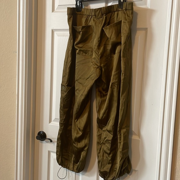 Old navy cargo satin joggers, new with tags, utility moss/army green size xl - Picture 2 of 11
